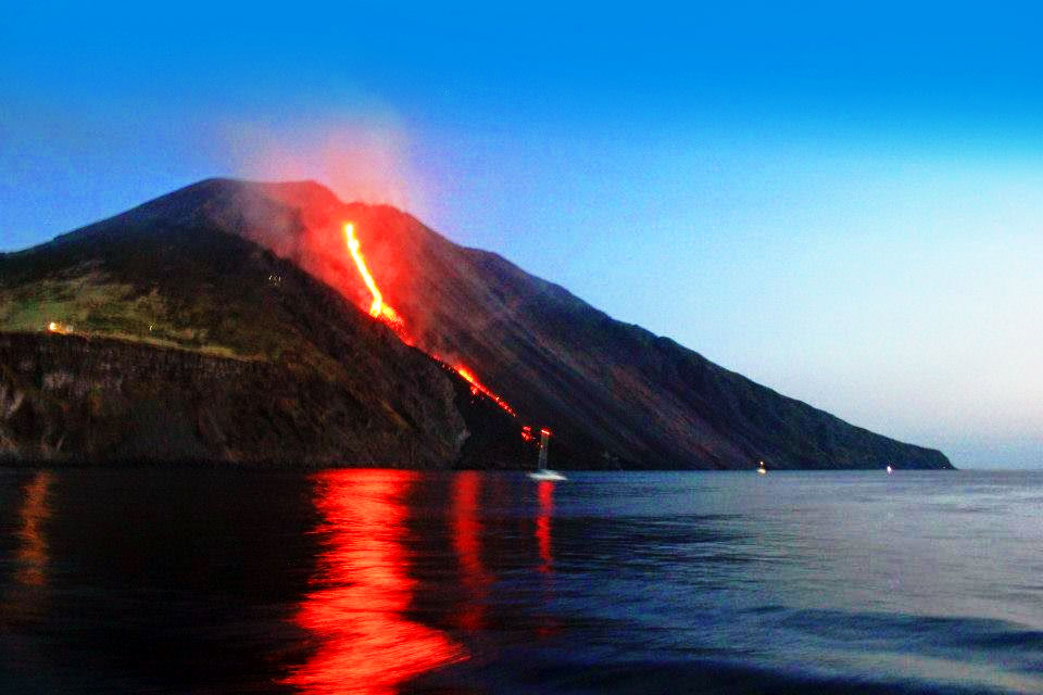 Sicilia, Stromboli: ancora colata lavica dal cratere fino al mare