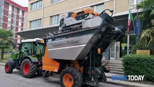 Rassegna stampa. Imputato si presenta dal giudice con il trattore per rimandare l’udienza: “Devo vendemmiare”