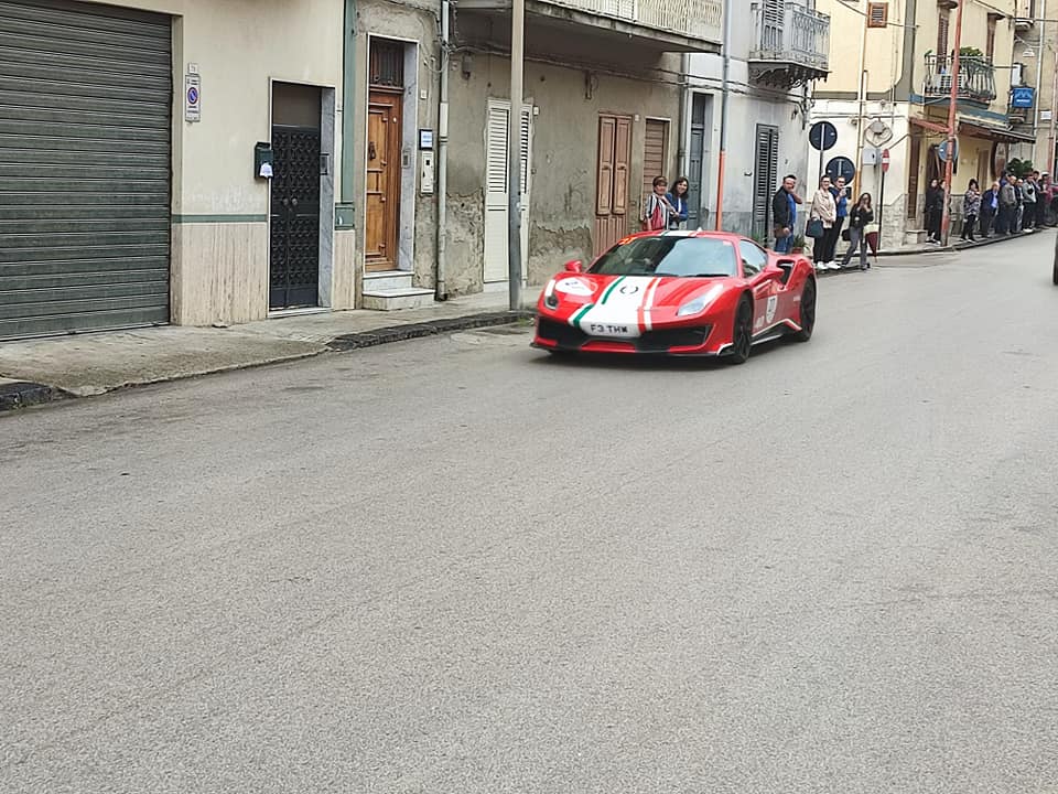 Vallelunga. Gran successo il passaggio della Targa Florio storica lungo le vie del paese