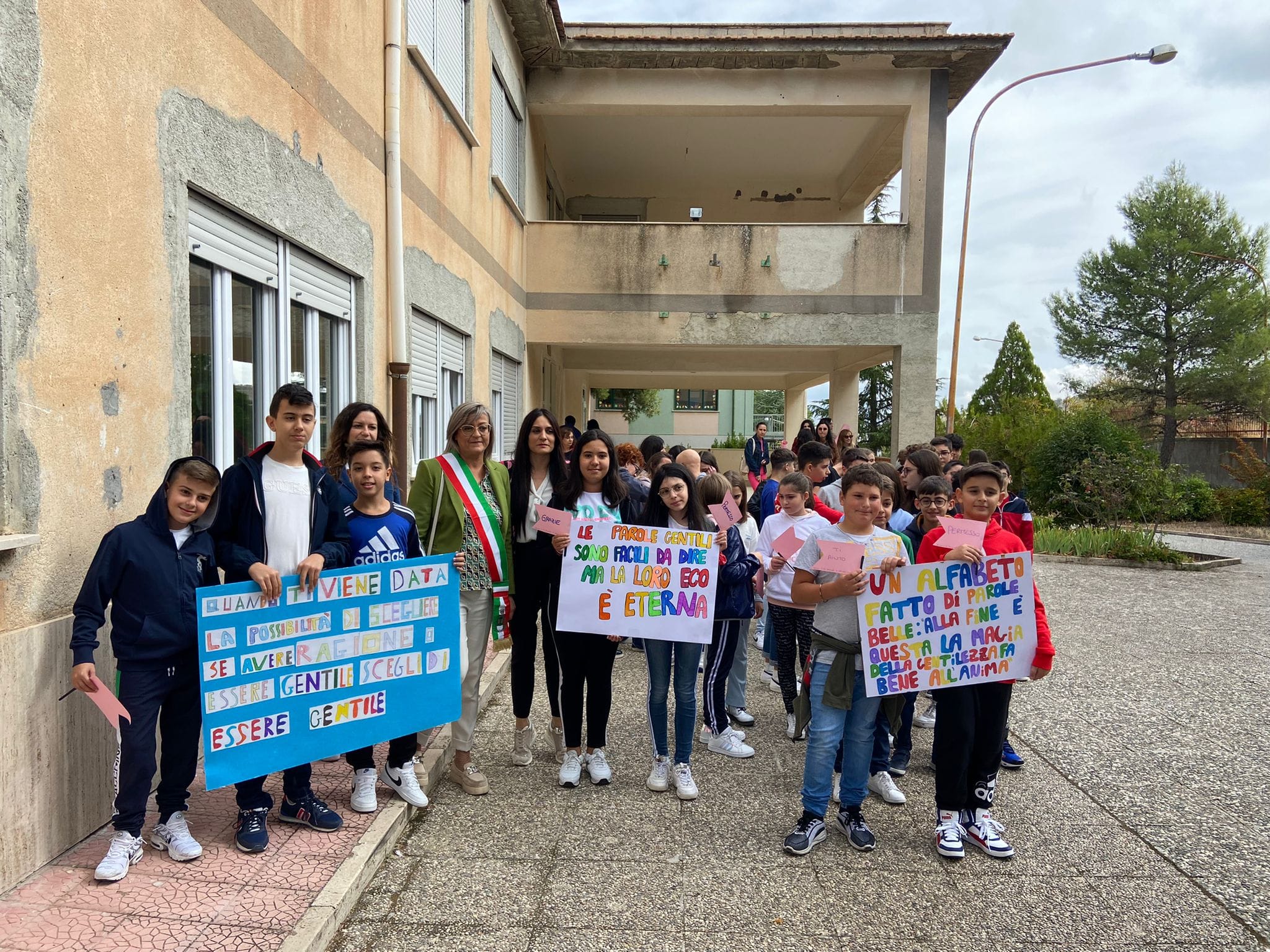 Villalba. Inaugurata la panchina della gentilezza in Corso Garibaldi