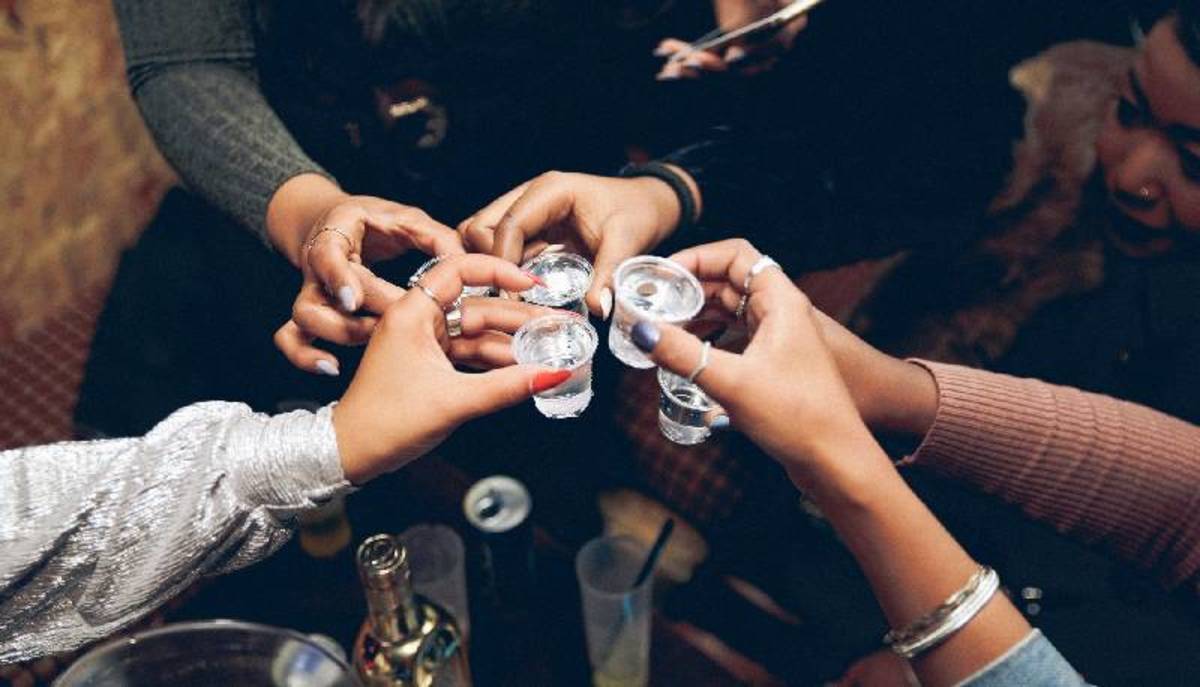 Italia, Vodka party a ricreazione: raffica di sospensioni al liceo, classe dimezzata