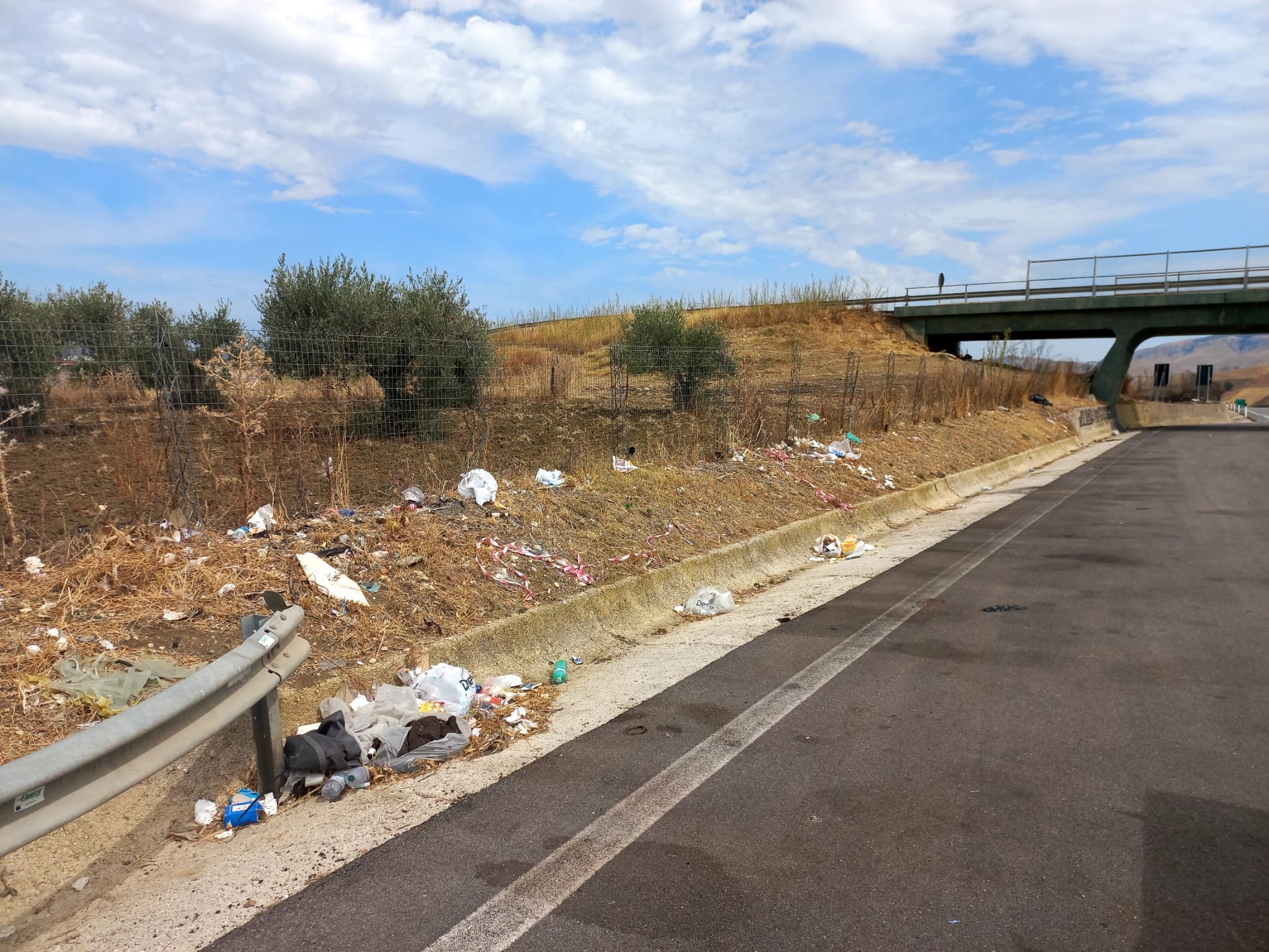 Sicilia, Anas istalla fototrappole contro l’abbandono dei rifiuti: ecco le strade statali già monitorate