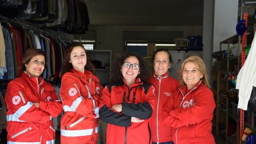 Caltanissetta, arriva il freddo. L’appello dalla Croce Rossa: “Servono coperte e vestiti invernali”