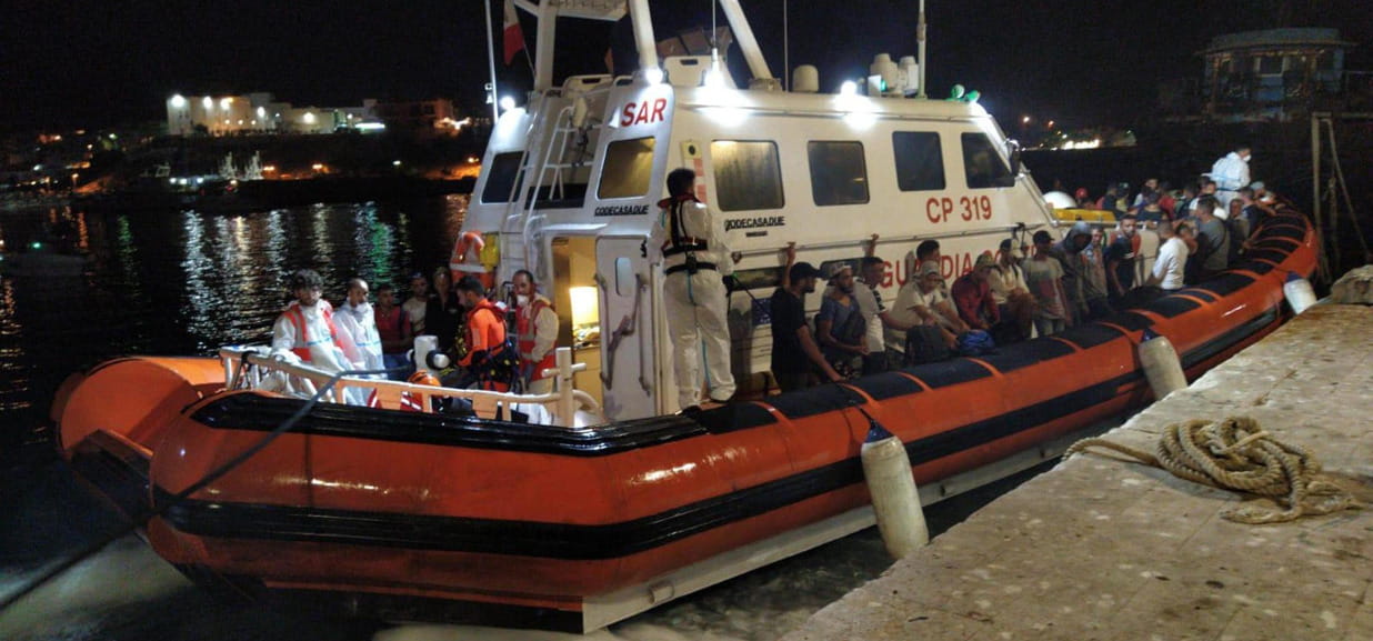 Nuova tragedia migranti: cadavere di un bambino trovato in un barchino soccorso al largo di Lampedusa