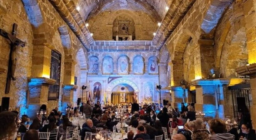Sicilia, polemica per evento benefico pro Ucraina dentro una chiesa: “Sembrava una serata di gala”