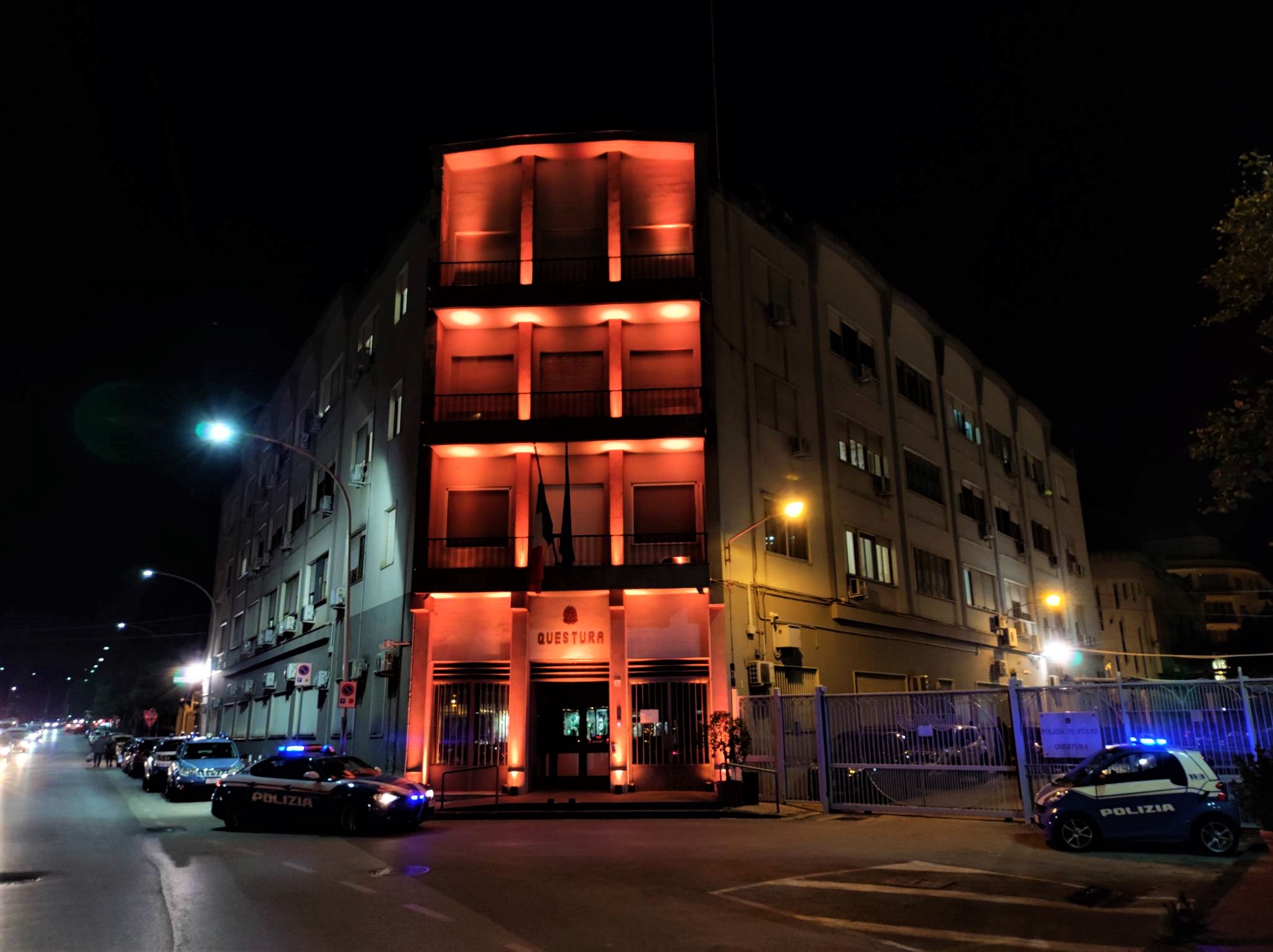 Caltanissetta, la Questura si illumina di arancione per la Giornata internazionale per l’eliminazione della violenza contro le donne