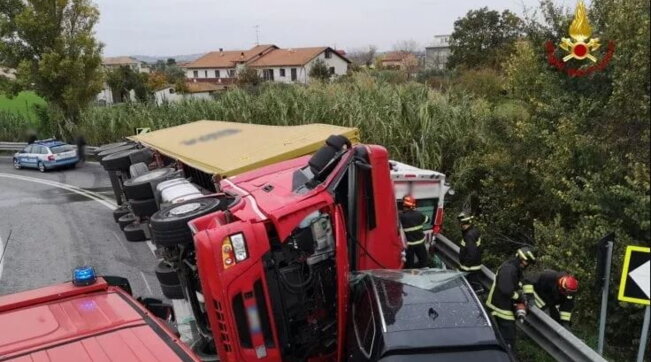 Italia, incredibile tragedia: camion si ribalta e “schiaccia” ambulanza, morti conducente e paziente
