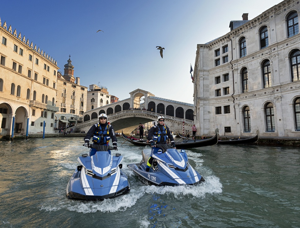 Polizia di Stato presenta il calendario 2023: 12 scatti che raccontano l’ #essercisempre nel territorio