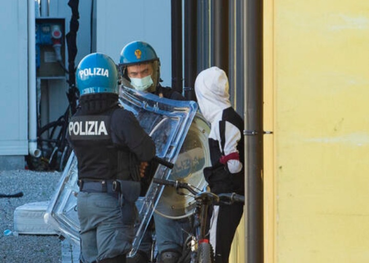 Caltanissetta, scontri tra tifosi alla partita Nissa – Enna: polizia ripristina l’ordine prima del calcio d’inizio