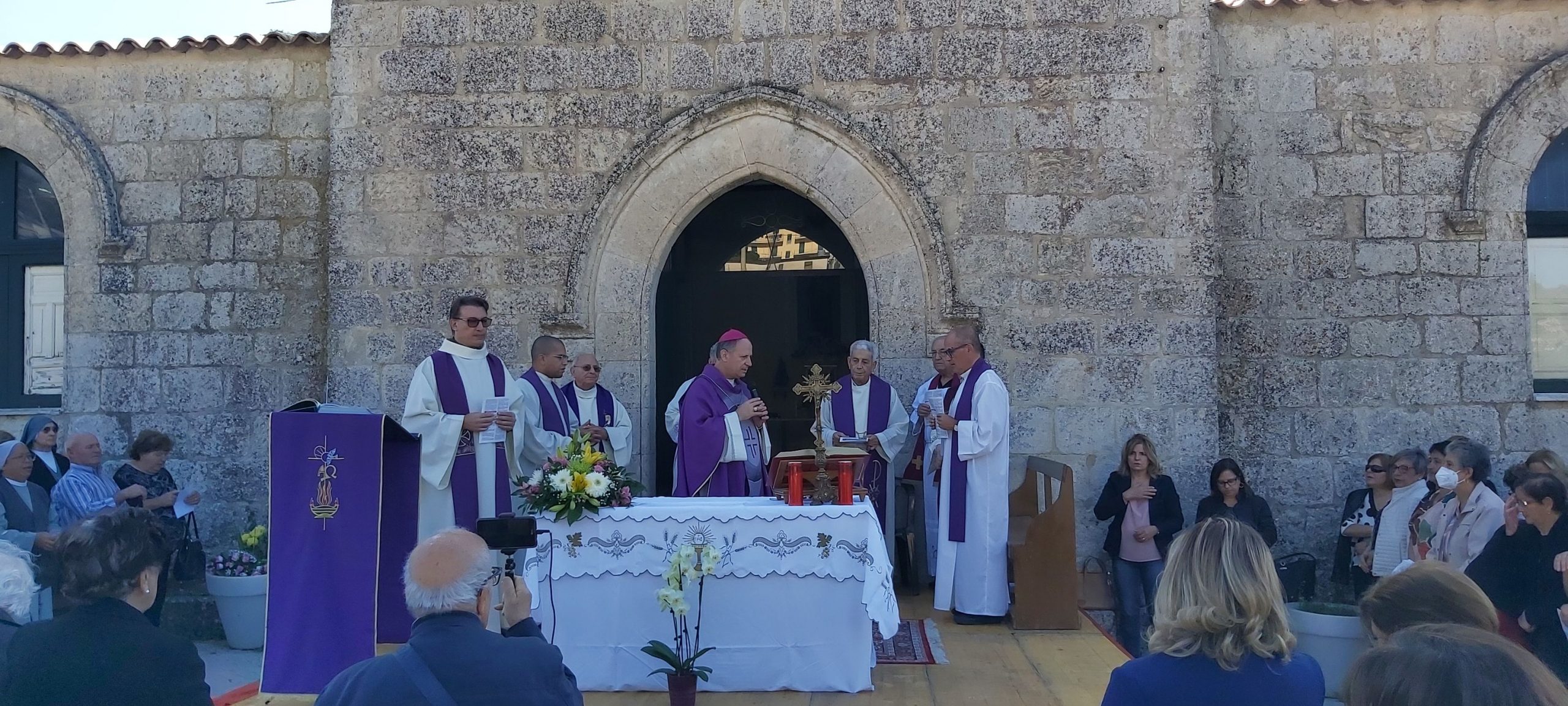 L’arcivescovo mons. Francesco Lomanto nel piazzale del Camposanto ha presieduto la liturgia della commemorazione dei Defunti con i sacerdoti della comunità mussomelese