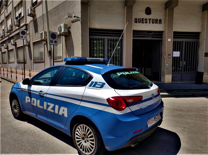 Caltanissetta, duello in strada con coltello e mannaia: dopo aggrediscono gli agenti intervenuti