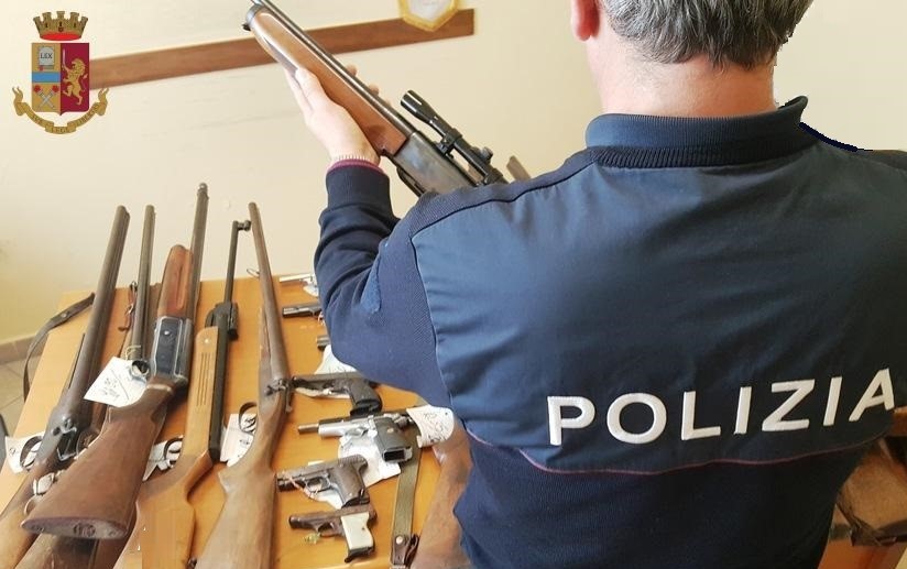Controlli della Polizia  su detentori di armi: ritirati 15 fucili; 2 fucili e una pistola sequestrati penalmente