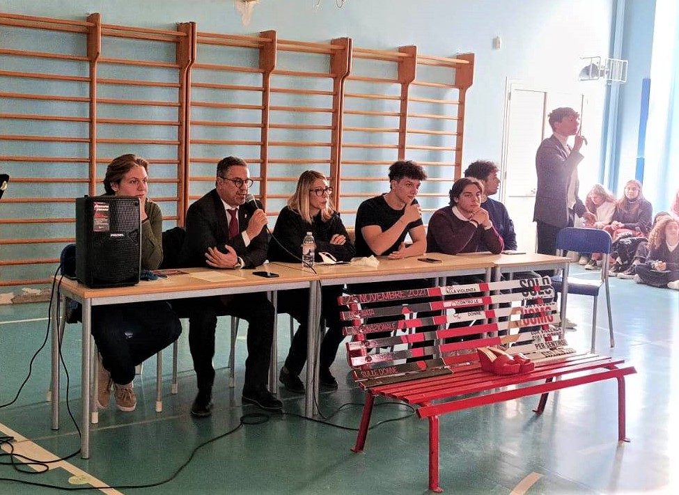 Caltanissetta, Liceo Classico “R. Settimo”: contro la violenza sulle donne, Questore incontra studenti