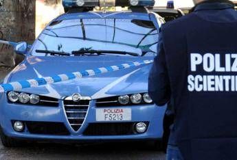 Bologna, due uomini uccisi in casa con coltellate alla gola e all’addome: è giallo