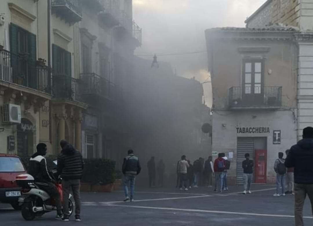 Caltanissetta: paura in centro storico, fiamme nel negozio di Kebab in via Palermo