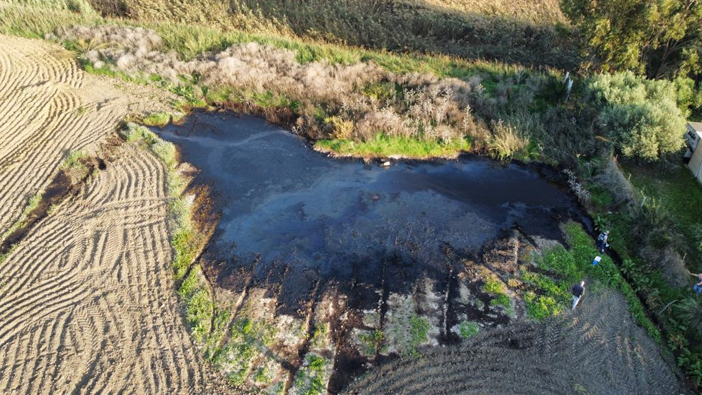Inquinamento ambientale nel nisseno, fiume “nero”: molitura delle olive illecitamente sversate