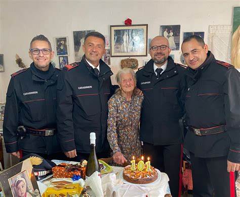 Sicilia, zia Rosina compie 101 anni: parenti non possono andare a Favignana e festeggia con i carabinieri