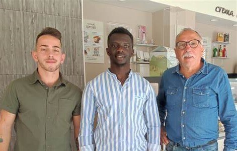Sicilia, storia edificante: da migrante sbarcato a gestore di gelateria insieme ad un ragazzo di Caltanissetta