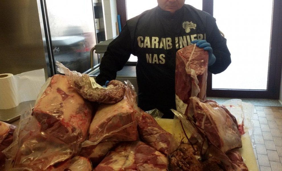 Controlli contaminazione “listeria”. Nas a Caltanissetta: chiuso salumificio con larve, industria con carni scadute. Multe per migliaia di euro