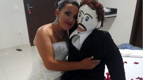 Brasile, sposa il suo pupazzo ma dopo un anno lo lascia: “Mi ha tradita”