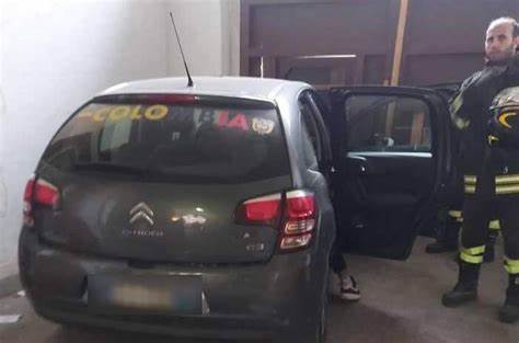 Sicilia, Palermo: auto piomba contro portone assessorato, ferito usciere