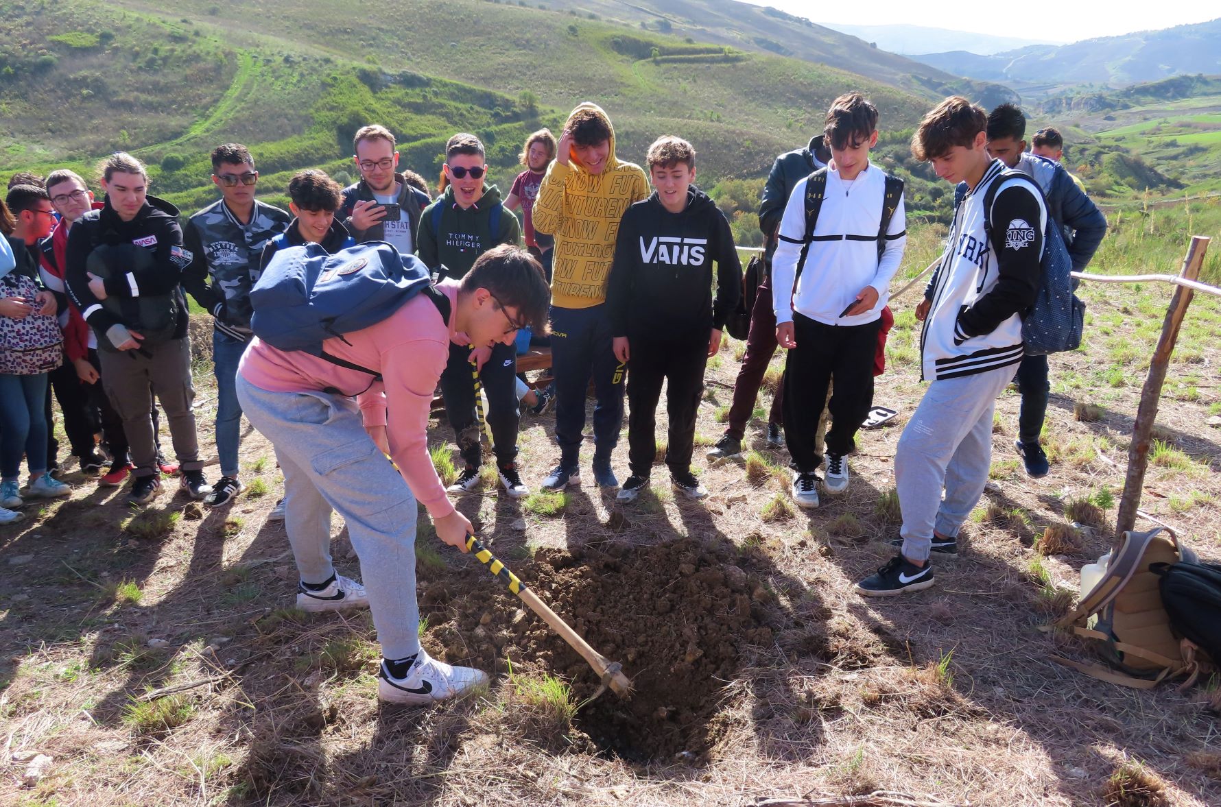 Caltanissetta. Per la Festa dell’Albero, Legambiente ne ha piantati 4 nella Riserva Naturale Lago Sfondato