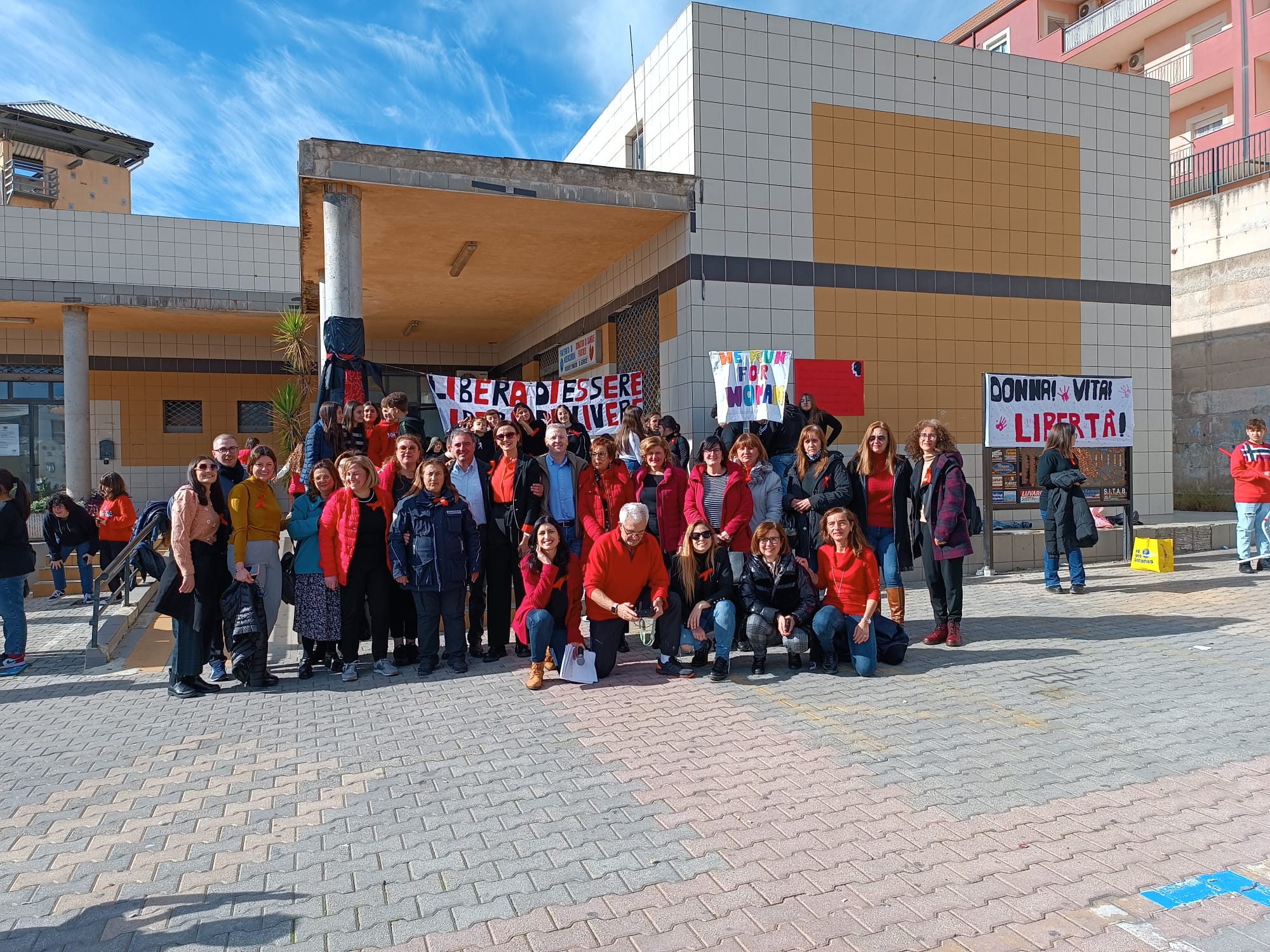 No al femminicidio gridato dagli alunni del “Paolo Emiliani Giudici“ di Mussomeli Acquaviva e Sutera. Interventi della vicaria della scuola Munì e del sindaco on. Giuseppe Catania