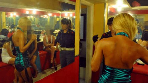 Italia, condannato ai domiciliari ma l’81enne era al night club con 34 giovani donne