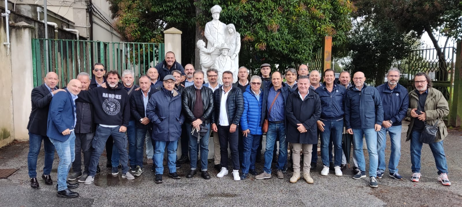 Caltanissetta. Polizia. I sostituti commissari Falzone e Porrovecchio a Vibo Valentia per celebrare 35° anniversario di servizio nella scuola allievi