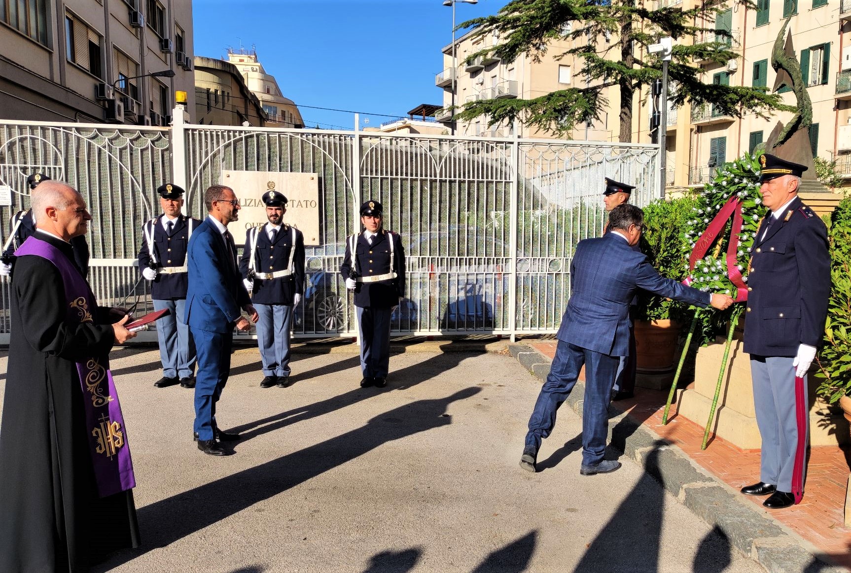 Caltanissetta. Deposta dal Questore Emanuele Ricifari corona presso monumento dedicato ai caduti della Polizia di Stato