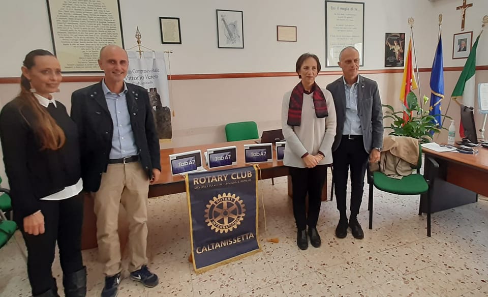 Caltanissetta. Il Rotary Club dona 4 tablet all’Istituto scolastico “Vittorio Veneto” per alunni più bisognosi