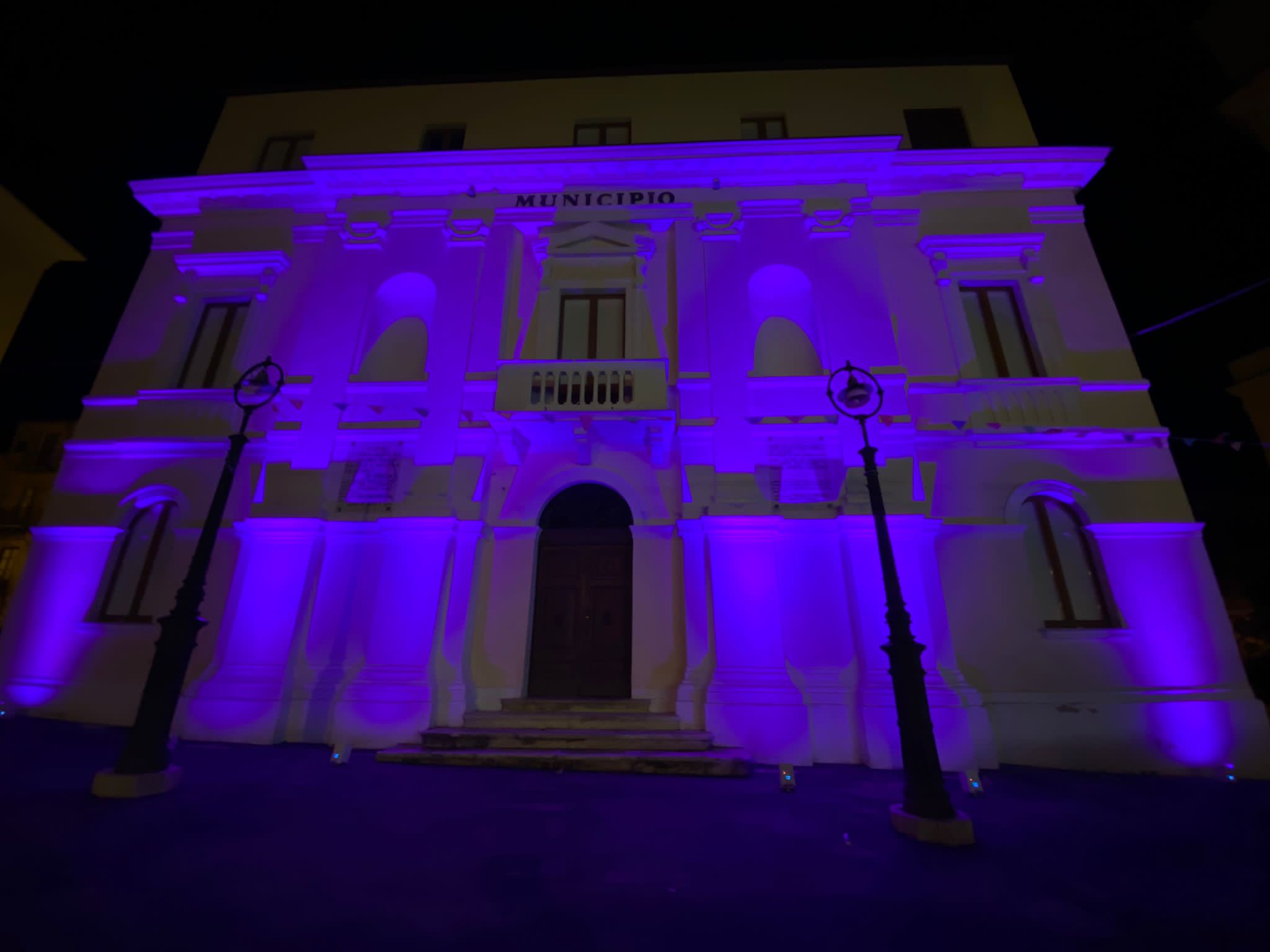 Sommatino. Festeggiato la Giornata Mondiale della Prematurità: illuminato di viola il “vecchio municipio”