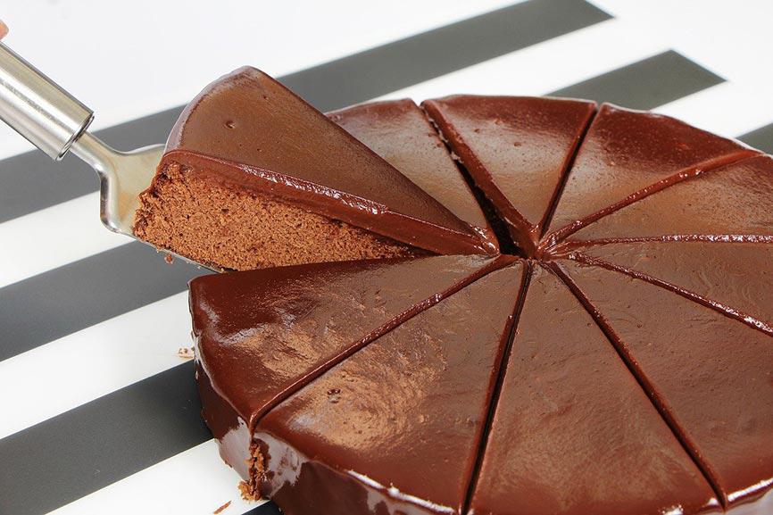 Italia, si porta la torta da casa: il ristorante le fa pagare il taglio e la risposta del ristoratore diventa virale