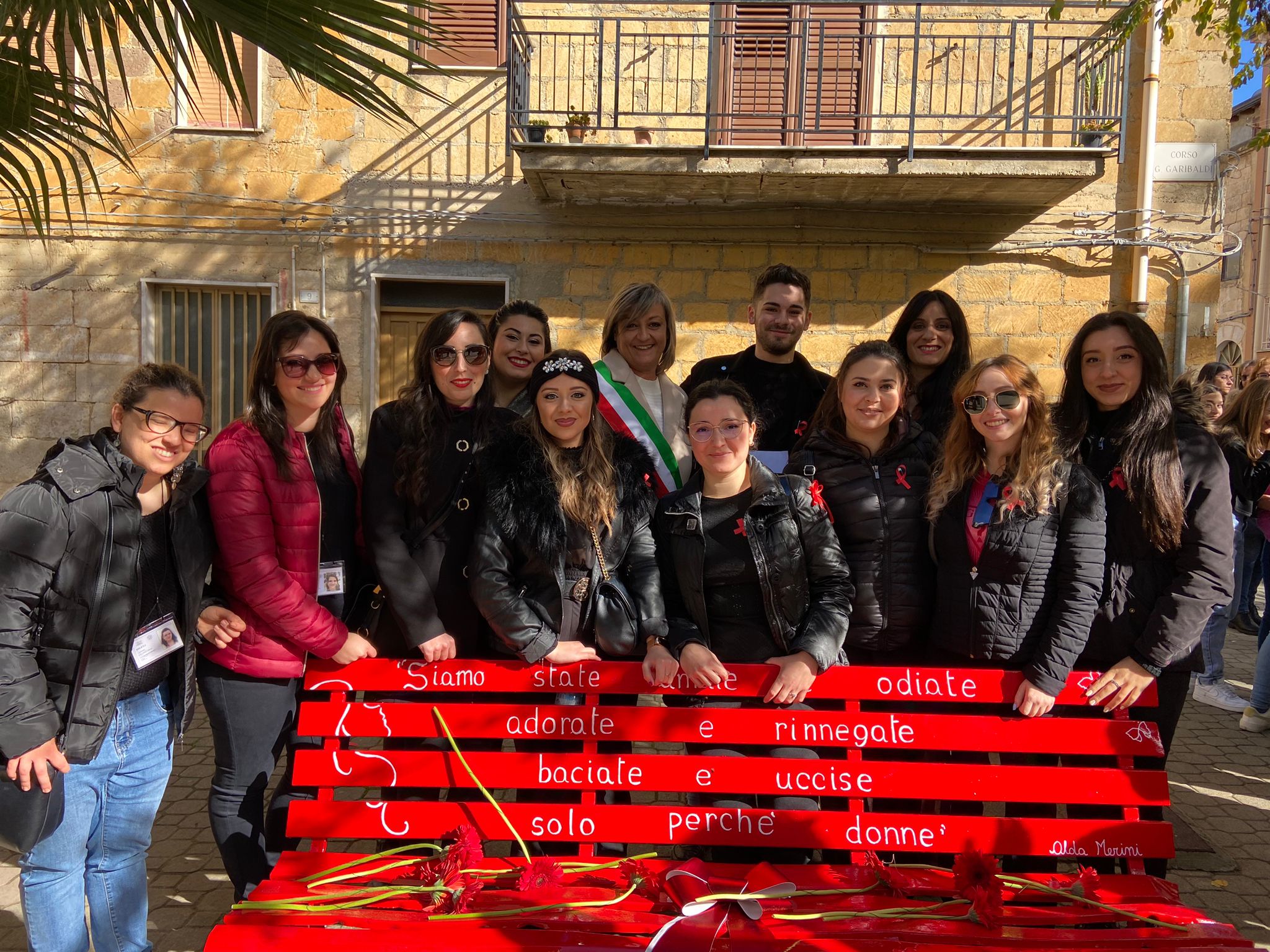 Villalba. Inaugurata la “panchina rossa” simbolo contro la violenza sulle donne