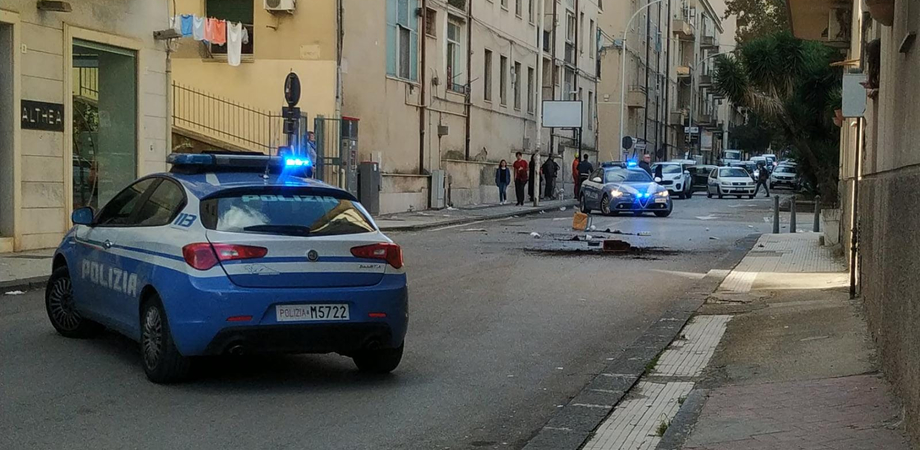 Caltanissetta, giovane “stressato” lancia oggetti per strada: interviene la polizia