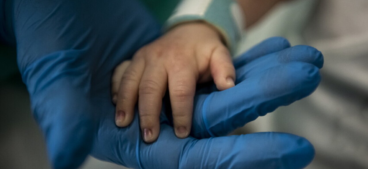 Caltanissetta, bimba di 13 mesi intubata e trasferita d’urgenza a Palermo: elisoccorso bloccato dal maltempo