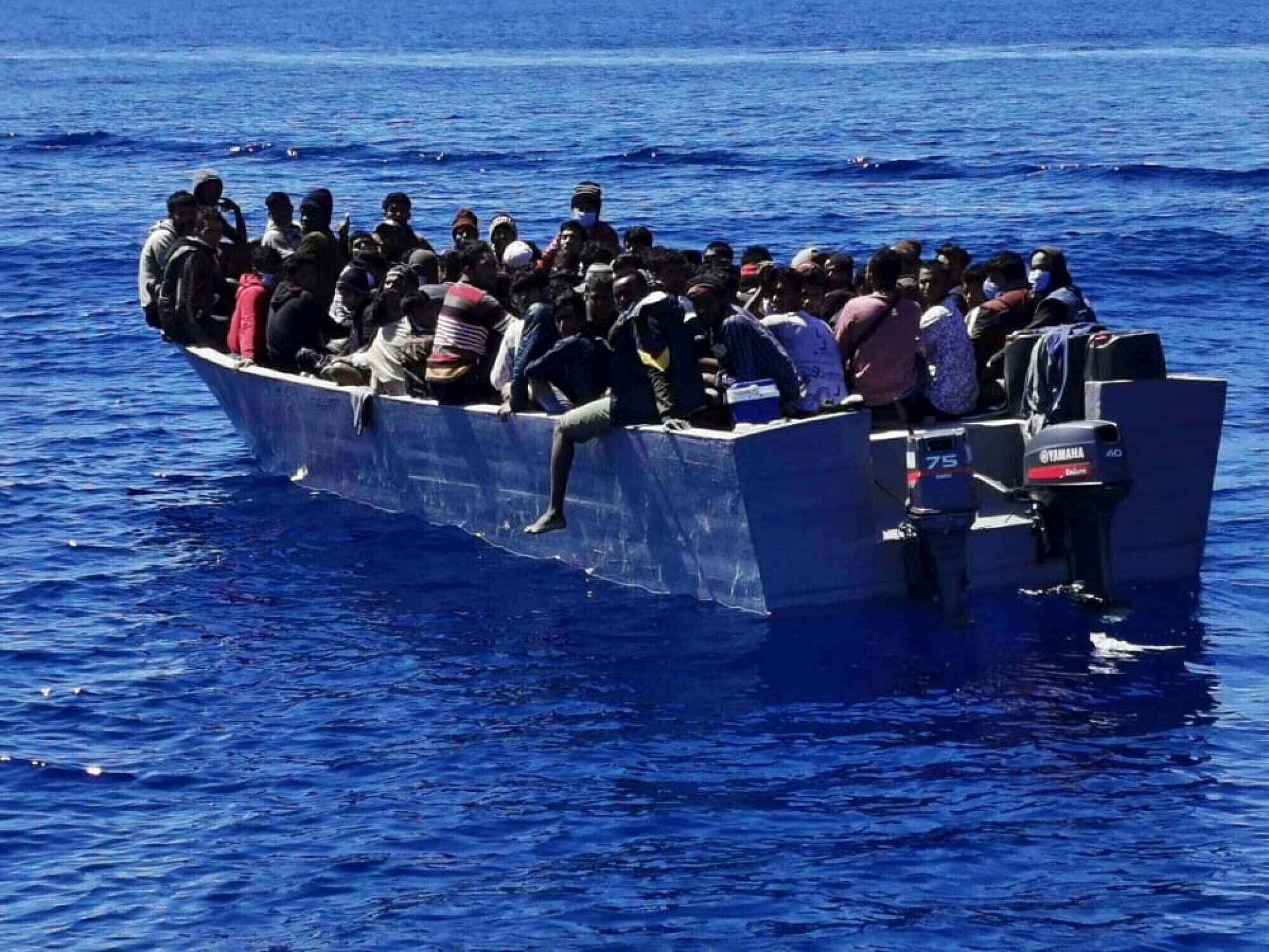 Naufragio barcone migranti al largo di Lampedusa: muore bimba di 5 anni, grave bimbo di 2 anni