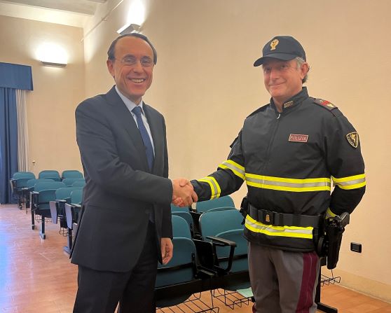 Colpito da un malore alla guida si scontra con l’auto di un poliziotto della stradale che gli pratica il massaggio cardiaco e gli salva la vita