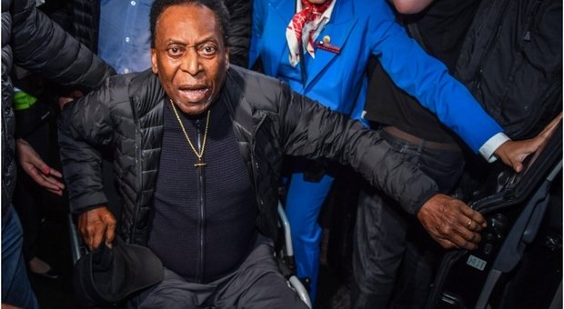 Calcio: famiglia riunita intorno a Pelè la notte di Natale
