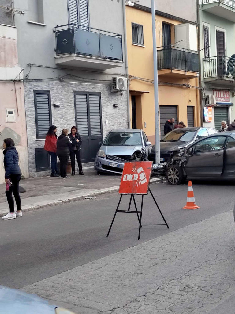 Sicilia, rubano un’auto ma finiscono contro un palo