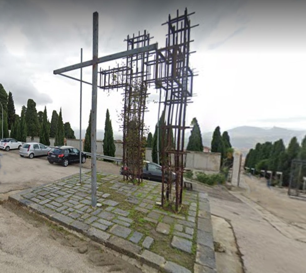 Mussomeli, Grandi croci al buio al piazzale del cimitero e proteste. Assessore rassicura e annuncio ingresso in auto con badge elettronico