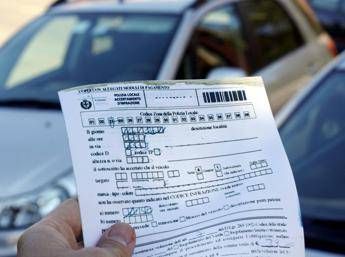 Multe, non solo auto: dalle case sfitte ai rifiuti, una tassa occulta per fare cassa