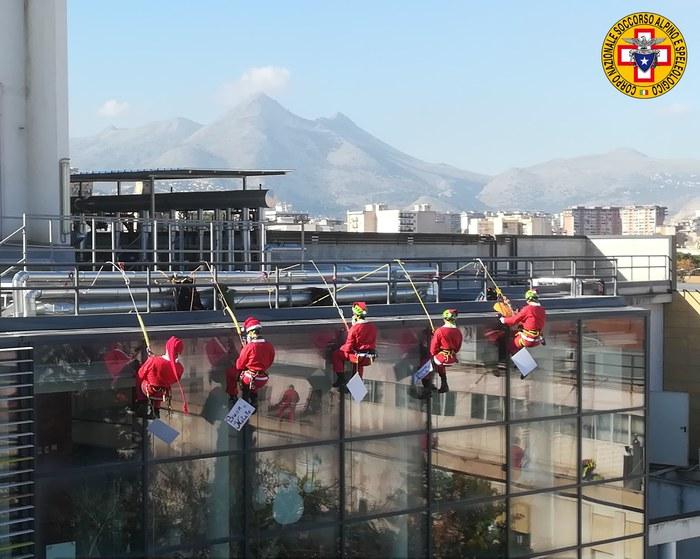 Sicilia, Palermo: Babbo Natale scende dal tetto, gli auguri del soccorso alpino