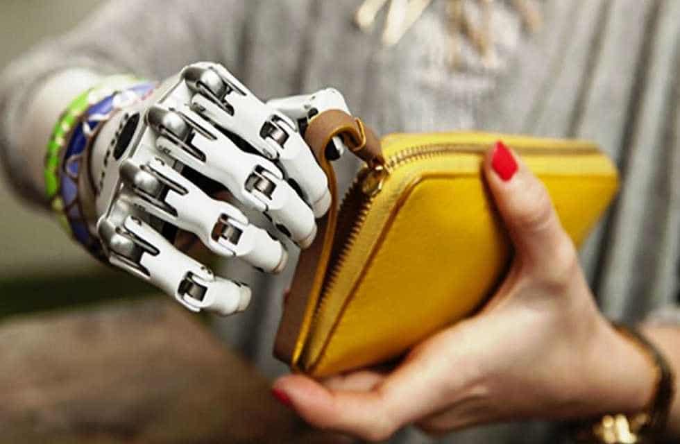 Sicilia, Palermo: cane “divora” braccio a ragazza che riceve in dono mano bionica