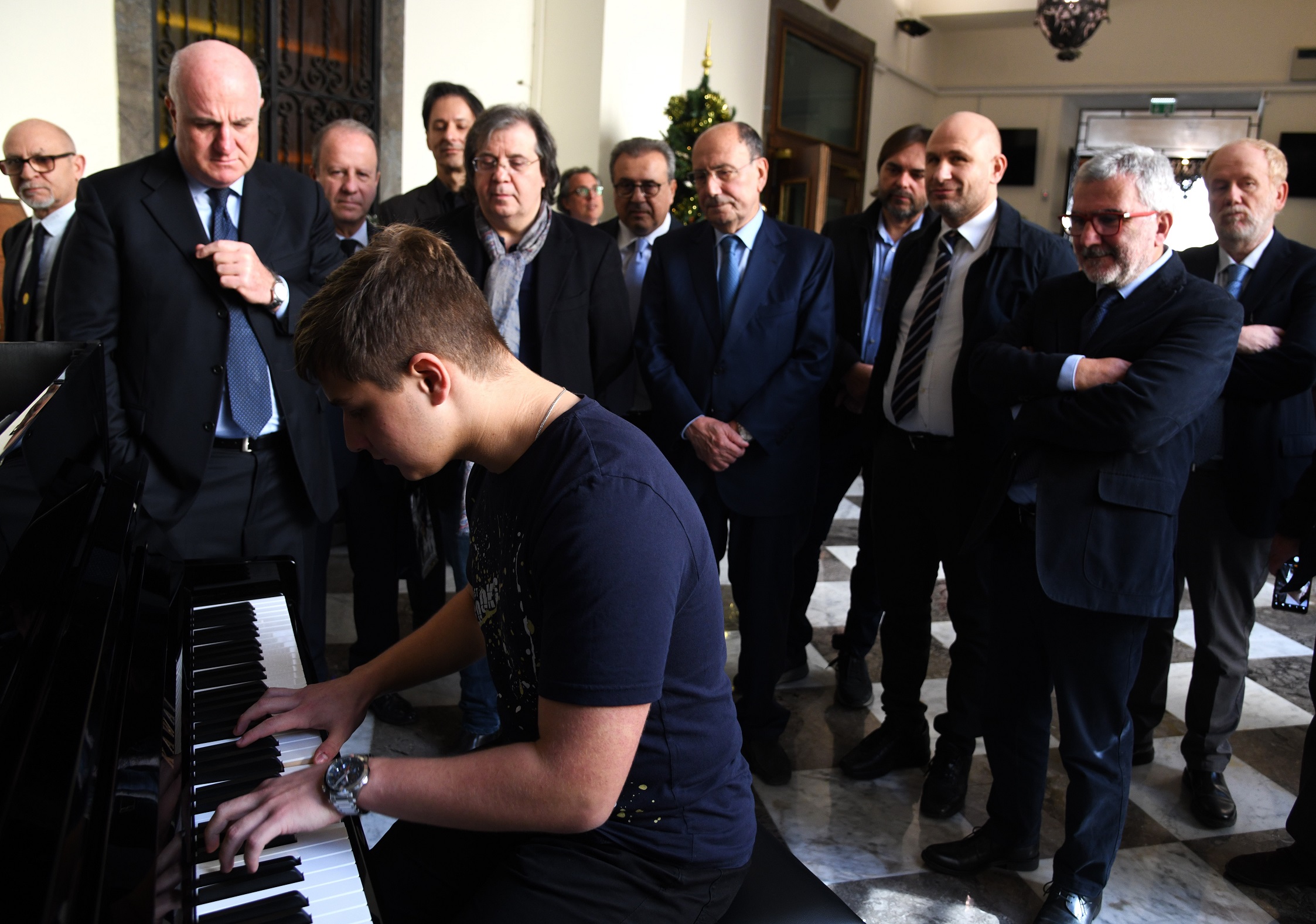 Sicilia. Solidarietà, Schifani consegna pianoforte a un giovane ucraino: «Donato un sorriso a famiglia che soffre»