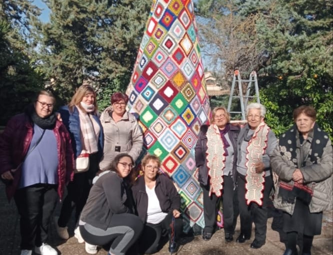 Montedoro: un albero di Natale patchwork nato dall’uncinetto di ricamatrici per diletto