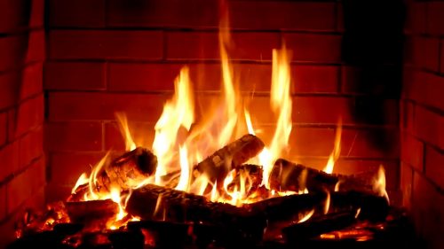 Italia, calore …”costoso”: accende il camino e brucia 20mila euro di buoni postali nascosti dal marito per “non farli trovare dai ladri”