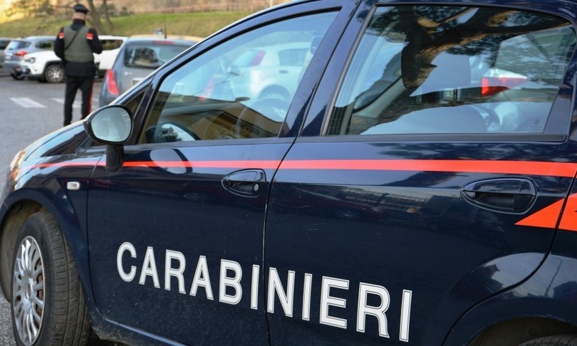 Si schianta con auto e aggredisce carabinieri, arrestato