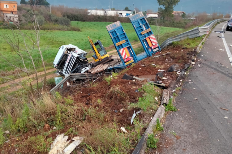 Tragedia della strada. Scontro frontale tra due autoarticolati: muoiono entrambi i conducenti
