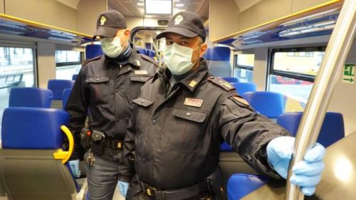 Italia, prende il treno per uccidere una donna: 15enne lo sente parlare al telefono e chiama il 112